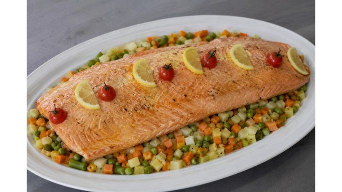 filet de saumon sur lit de macédoine